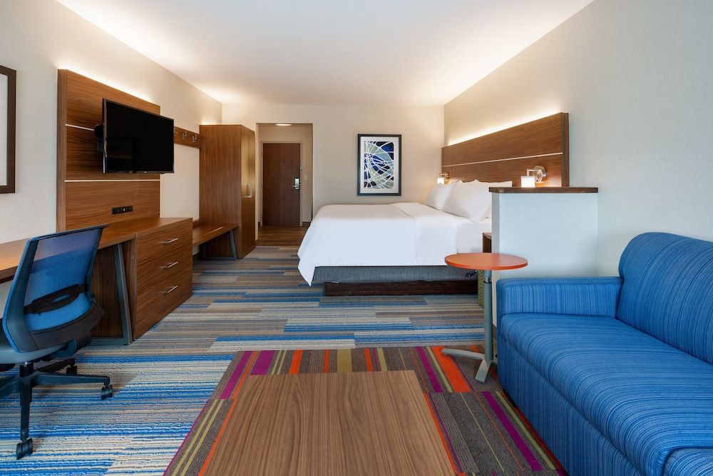 Suite, 1 King Bed, Accessible Bathtub (Communications)