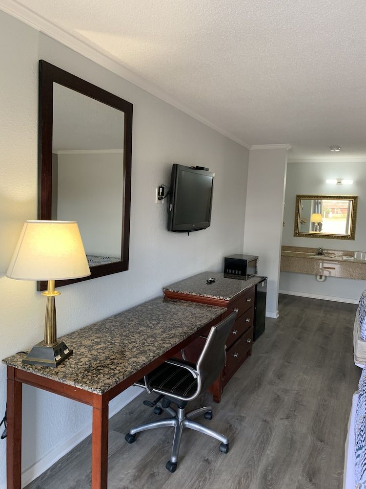 Motel 6 Newport News, VA - Fort Eustis Deluxe Room, 2 Double Beds, Smoking, Refrigerator & Microwave 5