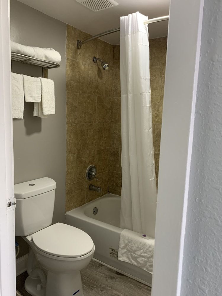 Motel 6 Newport News, VA - Fort Eustis Deluxe Room, 2 Double Beds, Smoking, Refrigerator & Microwave 3