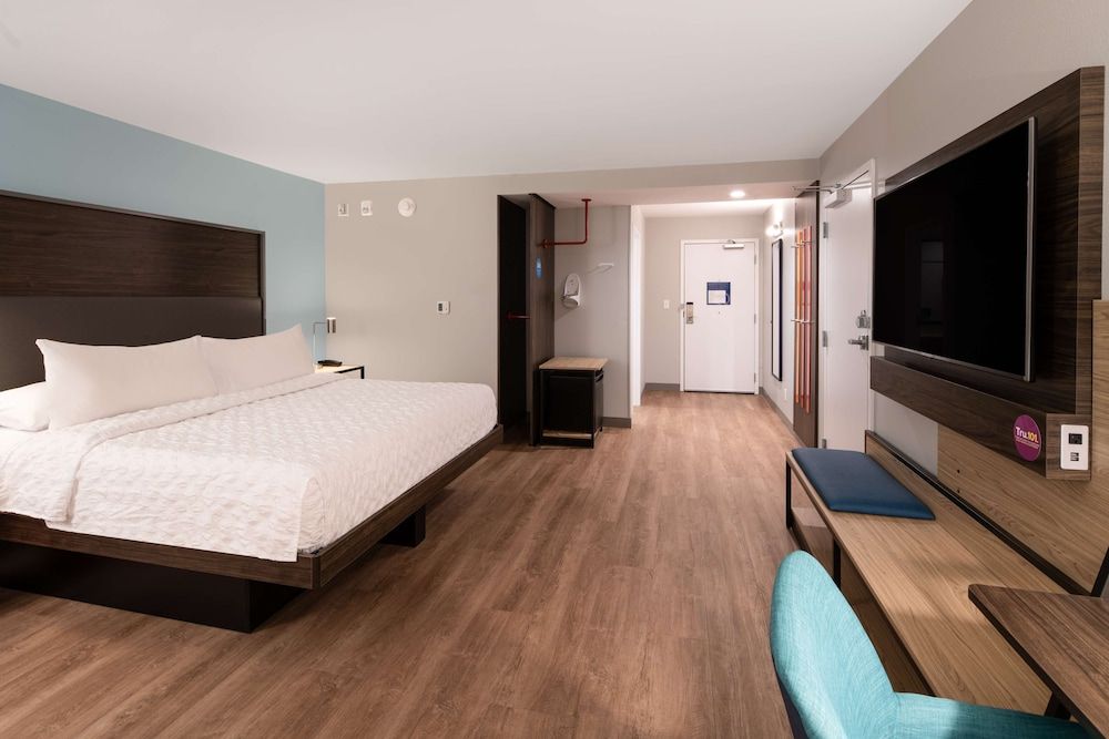 Room, 1 King Bed, Accessible (Roll-In Shower)