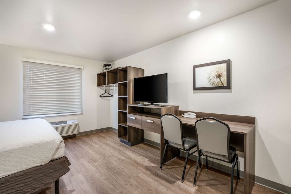 WoodSpring Suites Gurnee - Chicago Standard Room, 1 King Bed, Non Smoking 11