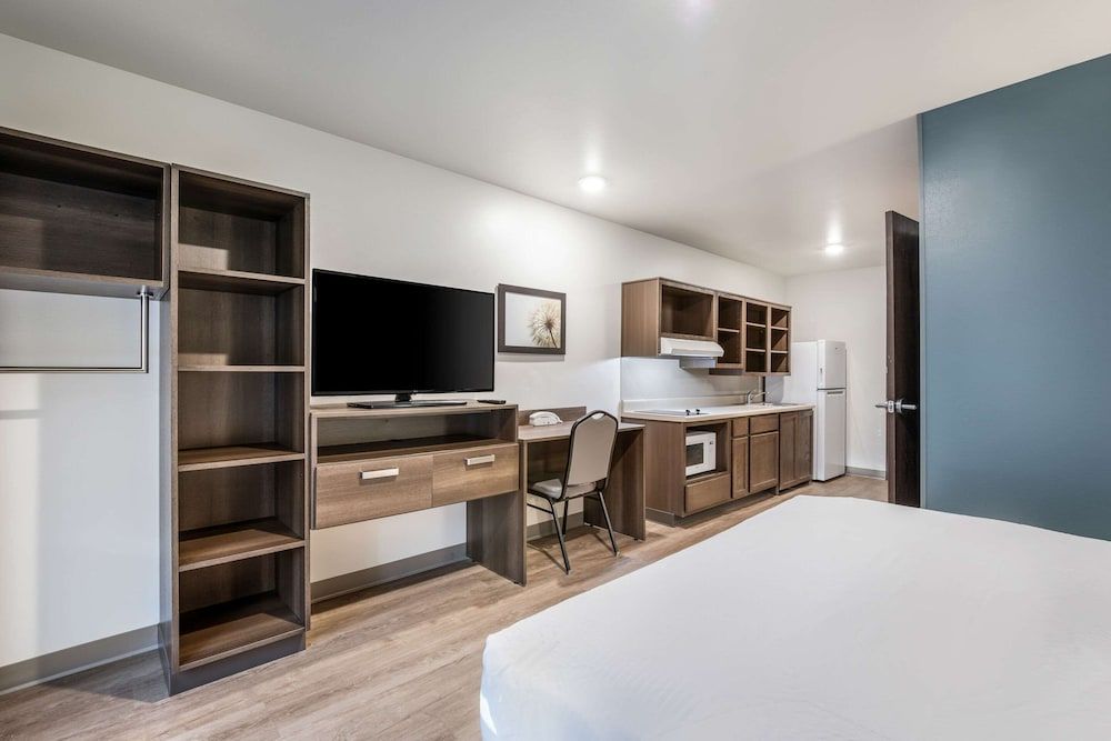 WoodSpring Suites Gurnee - Chicago Room, 1 Queen Bed, Accessible, Non Smoking (Accessible Tub) 4