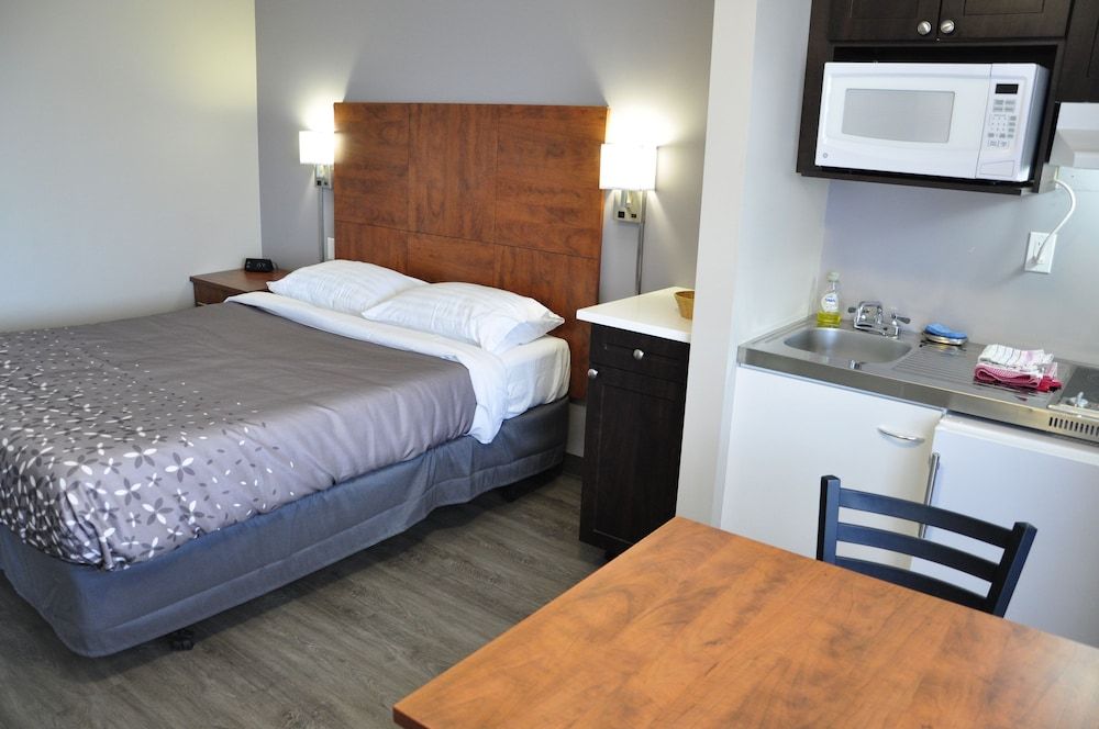 Moonlight Inn and Suites Suite, 2 Queen Beds, Non Smoking, Kitchenette (Two Room, 2 Queen Bed) 5