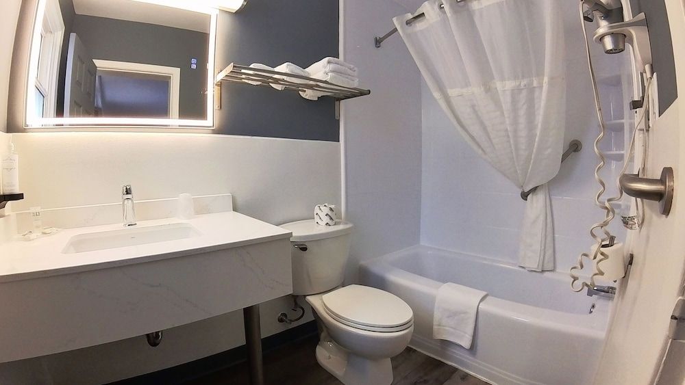 Moonlight Inn and Suites Suite, 2 Queen Beds, Non Smoking, Kitchenette (Two Room, 2 Queen Bed) 11