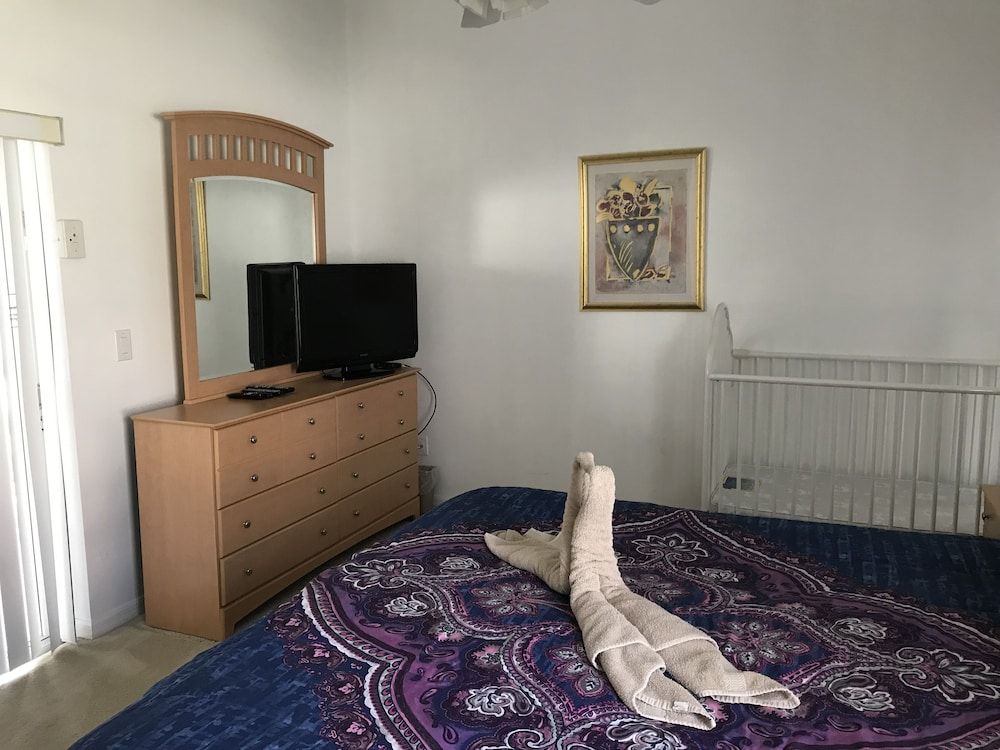 Kissimmee Vacation Homes by Shine FM House, Multiple Beds, Private Pool (Roaring Waters)