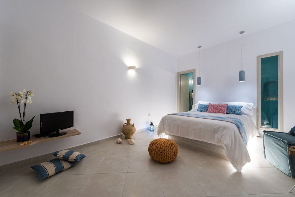 Kima Oia Suites Deluxe Double Room 2