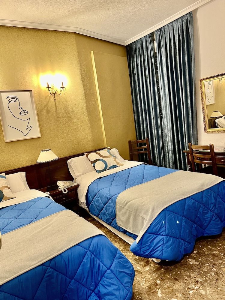 Hostal Sonsoles Madrid Centro Basic Twin Room, 2 Twin Beds, Private Bathroom 9
