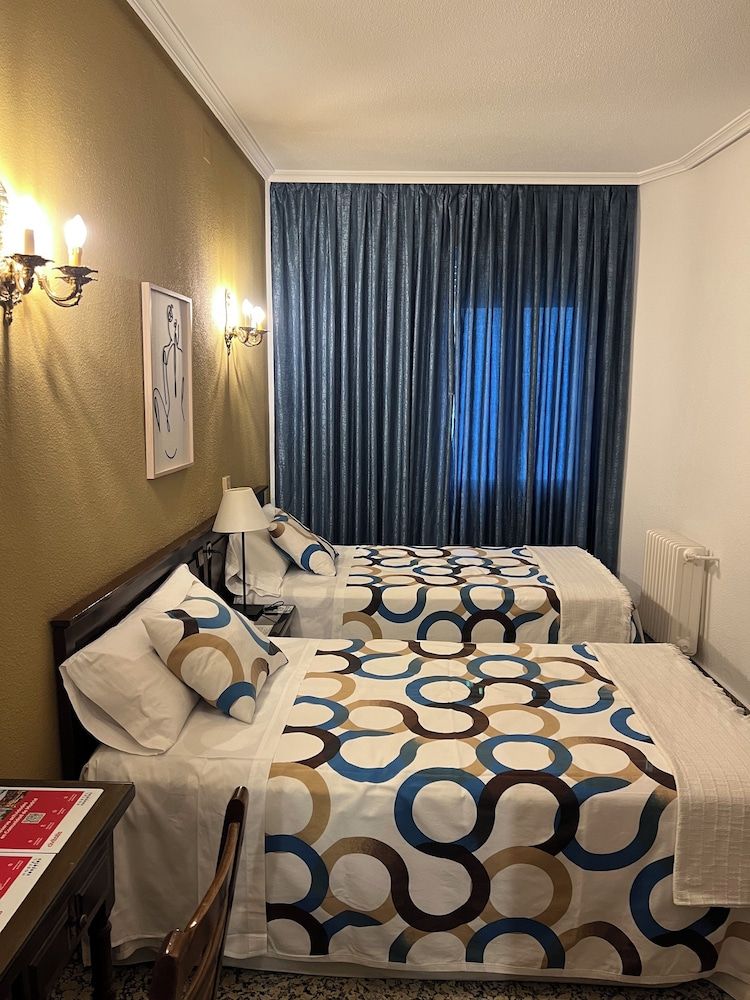 Hostal Sonsoles Madrid Centro Basic Twin Room, 2 Twin Beds, Private Bathroom 4