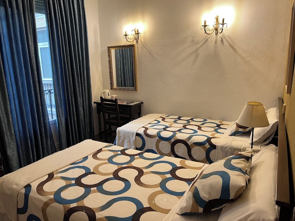 Hostal Sonsoles Madrid Centro Basic Twin Room, 2 Twin Beds, Private Bathroom 3