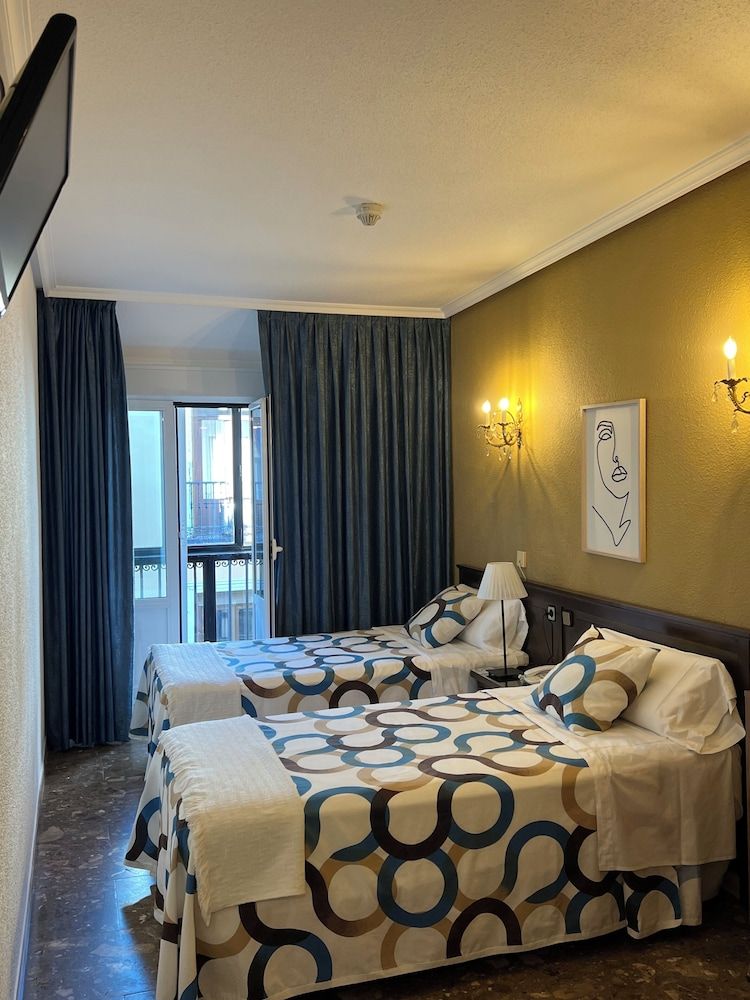 Hostal Sonsoles Madrid Centro Basic Twin Room, 2 Twin Beds, Private Bathroom 6