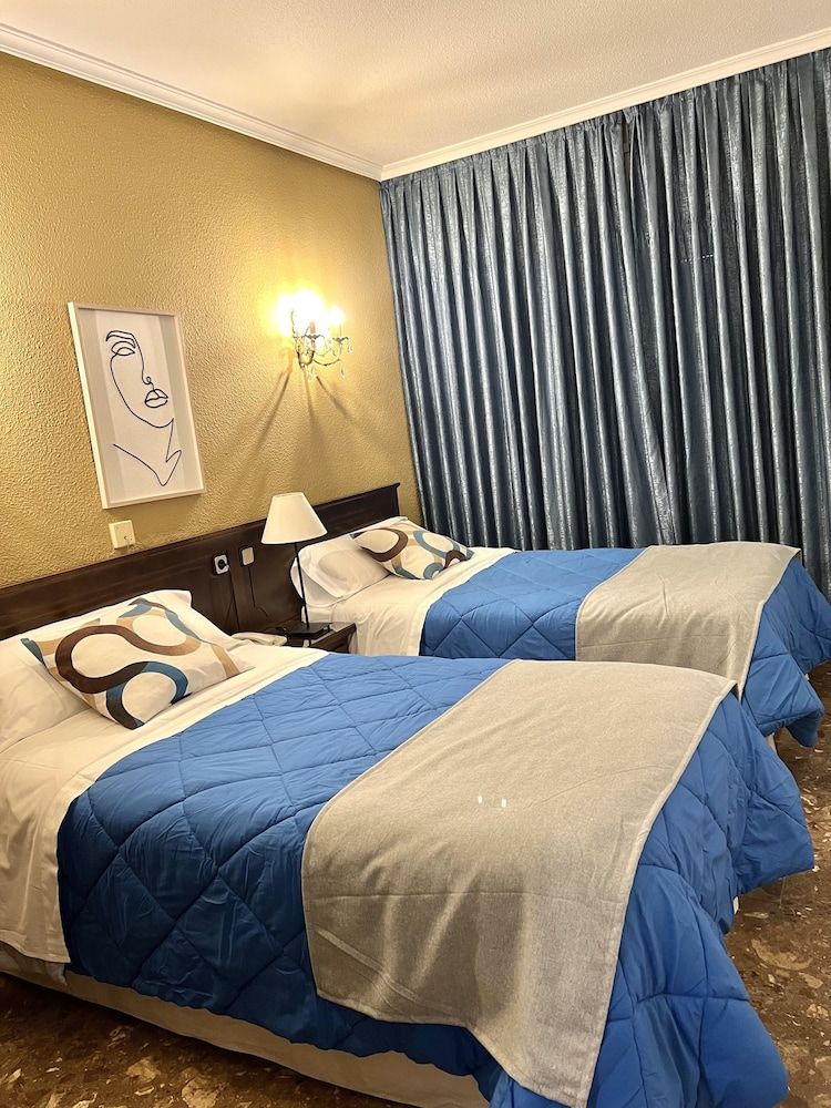 Hostal Sonsoles Madrid Centro Basic Twin Room, 2 Twin Beds, Private Bathroom 10