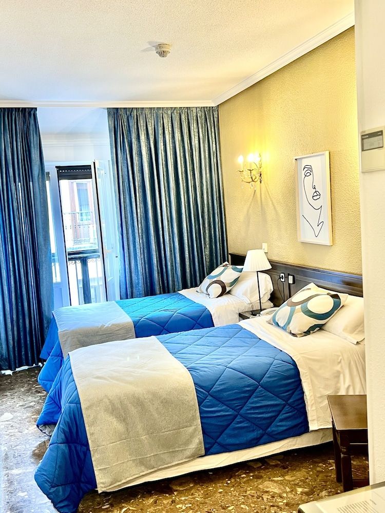 Hostal Sonsoles Madrid Centro Basic Twin Room, 2 Twin Beds, Private Bathroom 8