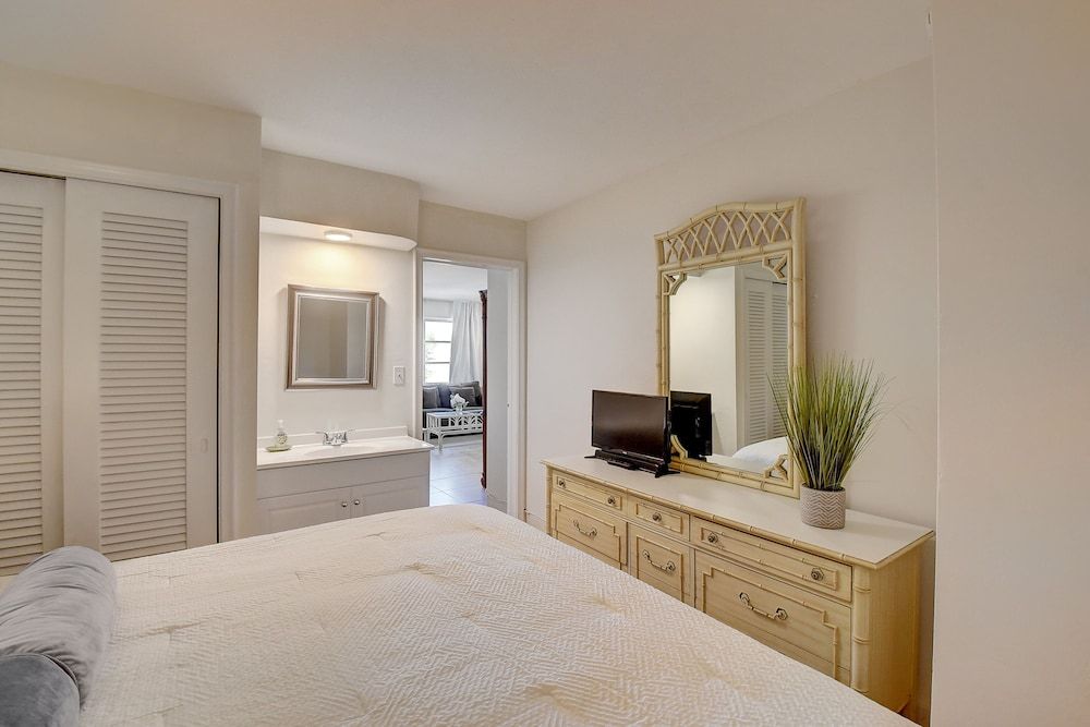 Superior Apartment, King and Sofa Bed, Pool View, Poolside, Balcony/Patio