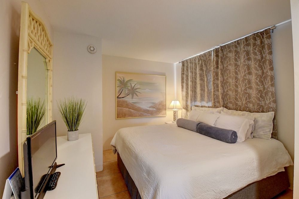 Superior Apartment, King and Sofa Bed, Pool View, Poolside, Balcony/Patio