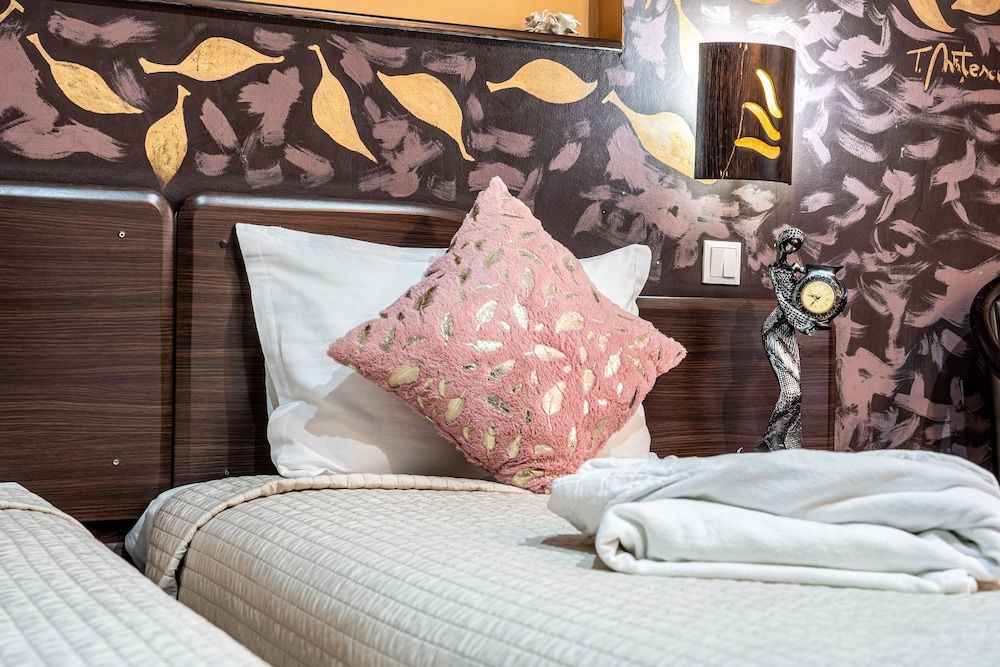 Hotel Razvan Standard Twin Room, Non Smoking 3