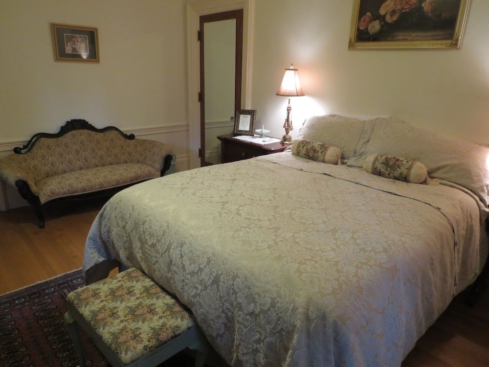 Room (The Marguerite, 2nd floor)