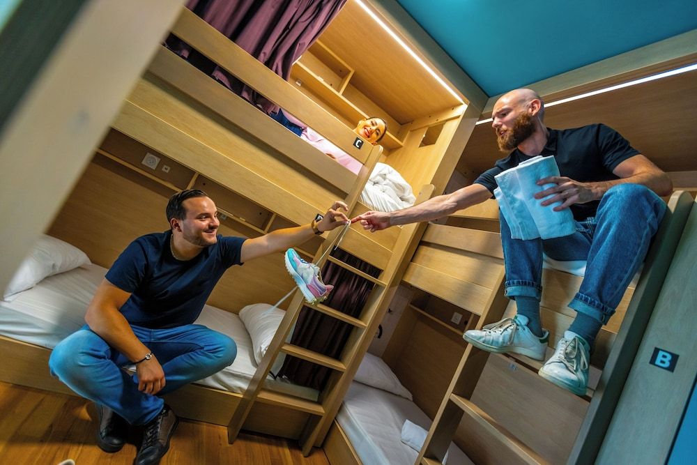 Room of 6 beds with private bathroom