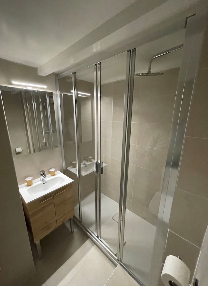 Hôtel Cristol Family Double Room 7