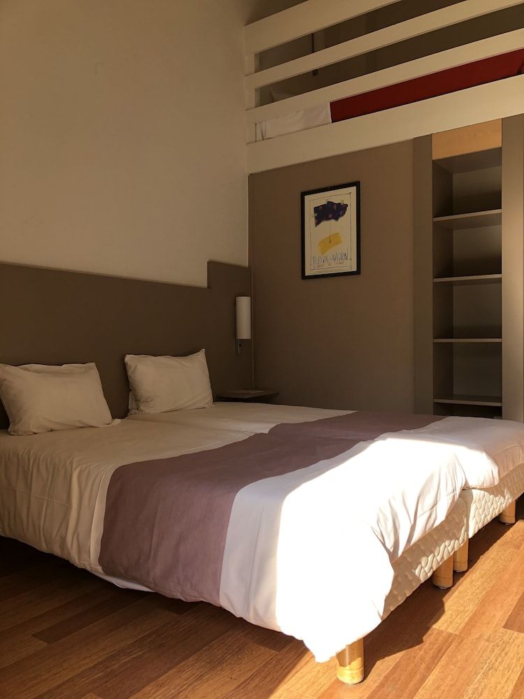 Hôtel Cristol Family Twin Room 4