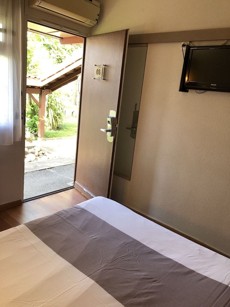 Hôtel Cristol Family Double Room 8