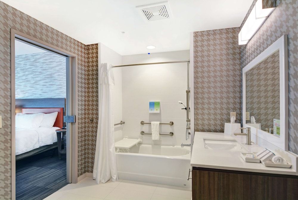Suite, 1 Queen Bed, Accessible, Bathtub (Mobility & Hearing)