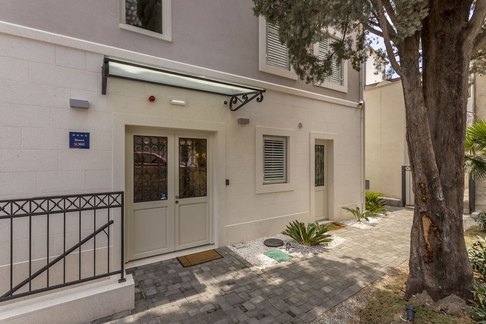 undefined Residence Stine 6