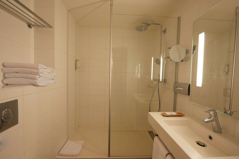 Best Western Plus Hotel d'Europe et d'Angleterre Comfort Room, 1 Queen Bed, Courtyard View 7