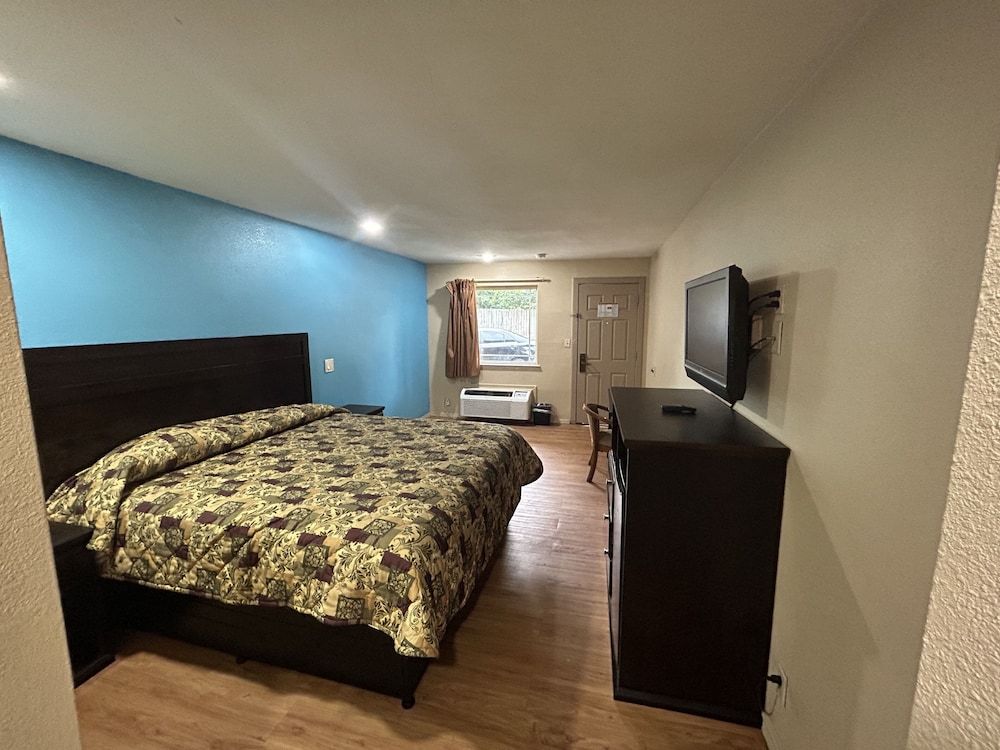 Standard Single Room, 1 King Bed, Smoking