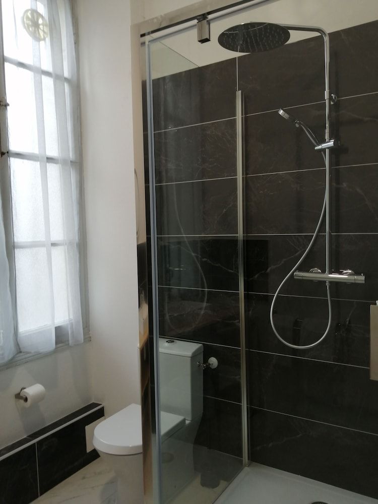 Hôtel du Cygne (Tours) Chambre Supérieure Double ou avec lits jumeaux accessible uniquement par escaliers 8