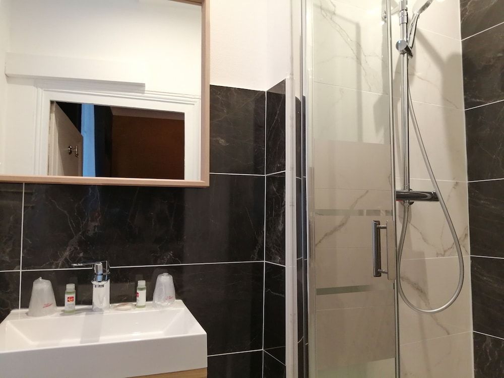 Hôtel du Cygne (Tours) Quadruple Room accessible uniquement par escaliers 6