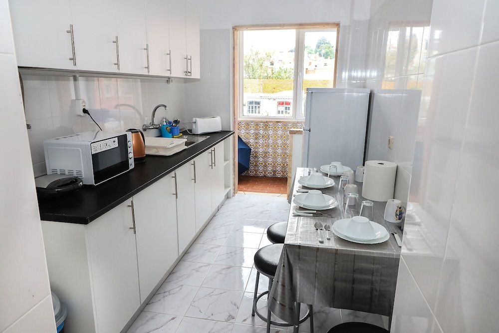 Lisbon Home Host - Hostel Triple Room, Shared Bathroom 15