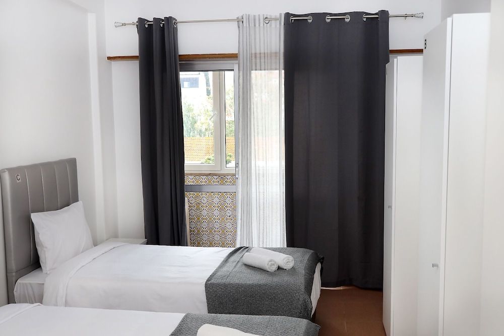Lisbon Home Host - Hostel Triple Room, Shared Bathroom 5
