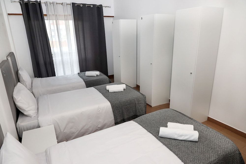 Lisbon Home Host - Hostel Triple Room, Shared Bathroom 4