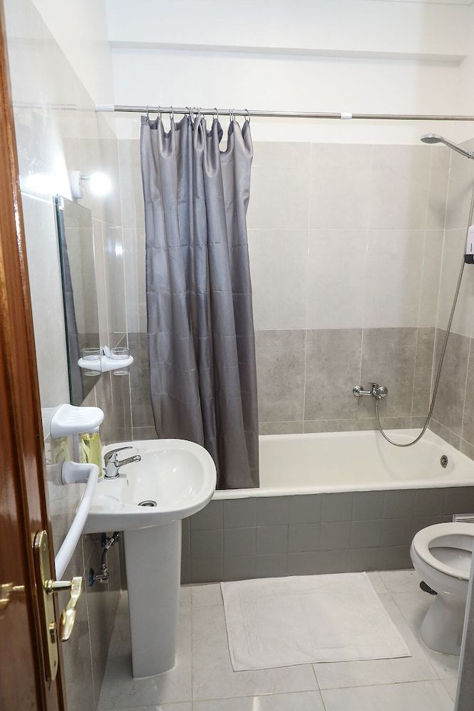 Lisbon Home Host - Hostel Triple Room, Shared Bathroom 12
