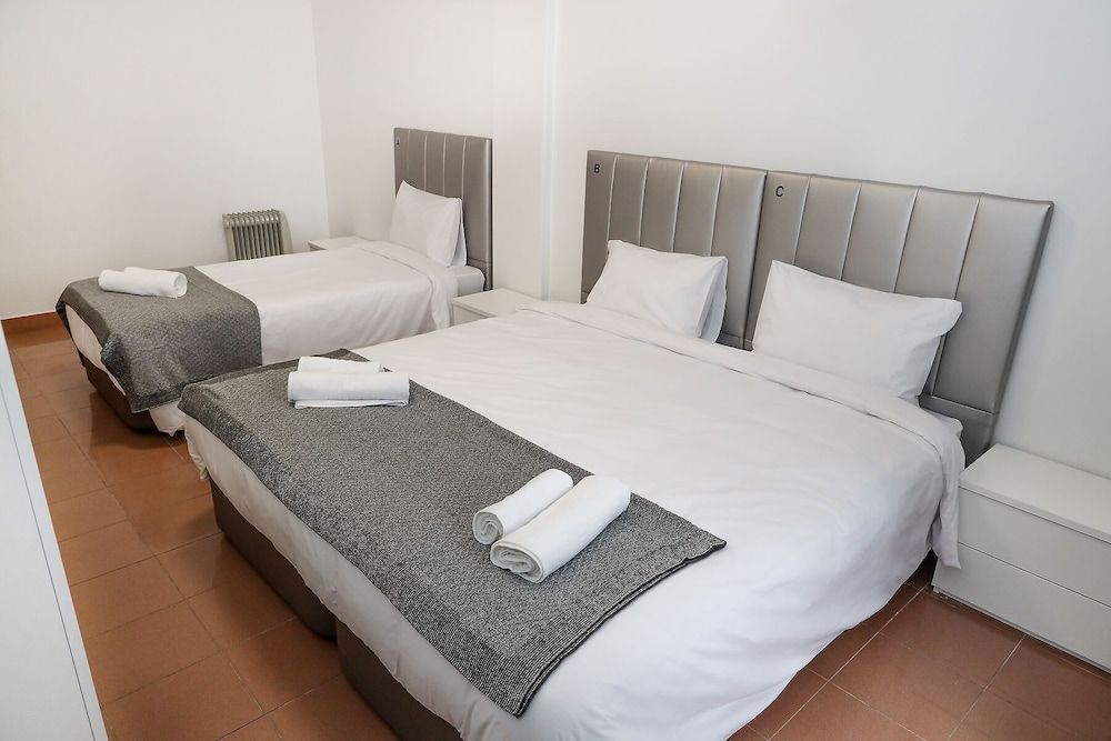 Lisbon Home Host - Hostel Triple Room, Shared Bathroom 9