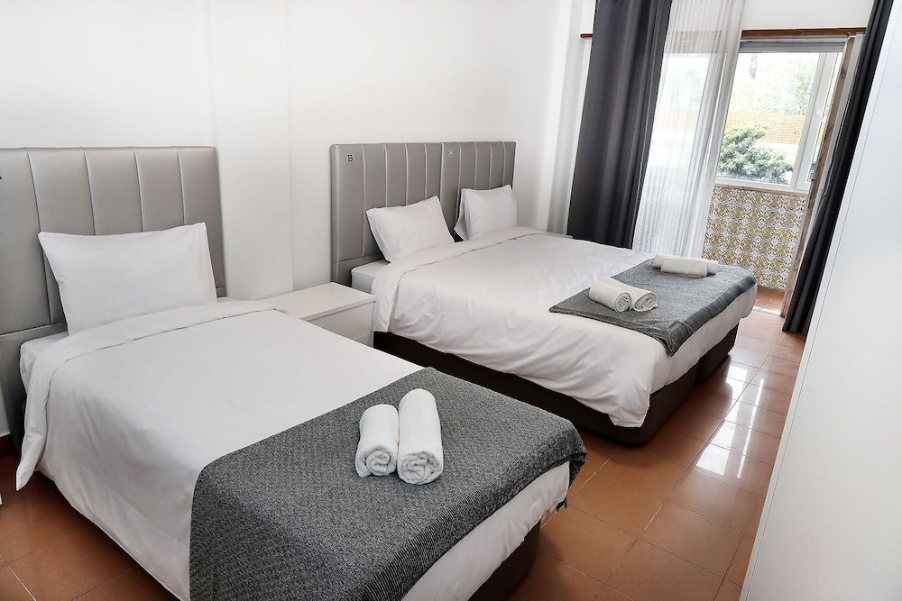 Lisbon Home Host - Hostel Triple Room, Shared Bathroom 6