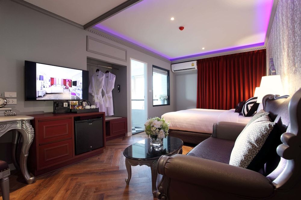 Villa de Khaosan Premier Double Room, Jetted Tub (Street View) 16