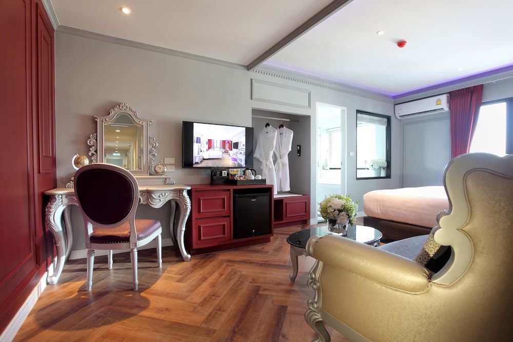 Villa de Khaosan Premier Double Room, Jetted Tub (Street View) 17