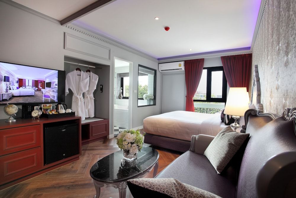 Villa de Khaosan Premier Double Room, Jetted Tub (Street View) 6