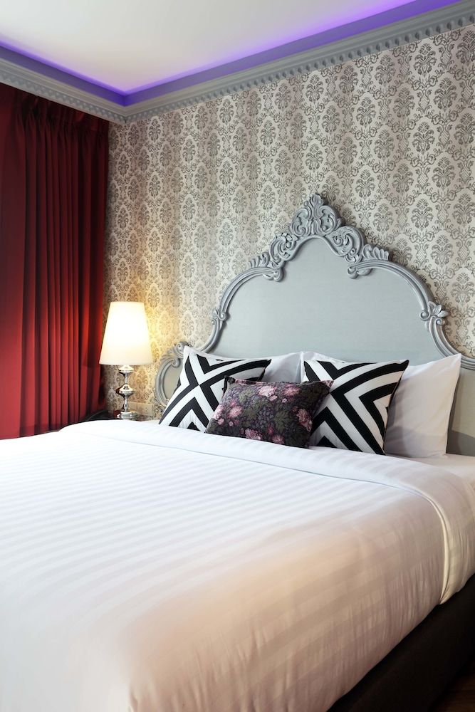 Villa de Khaosan Premier Double Room, Jetted Tub (Street View) 5