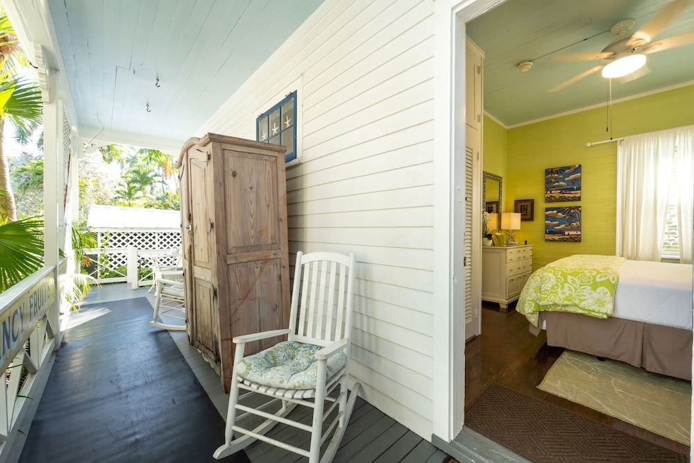 The Mermaid & Alligator Key Lime Room - Adult Exclusive 7