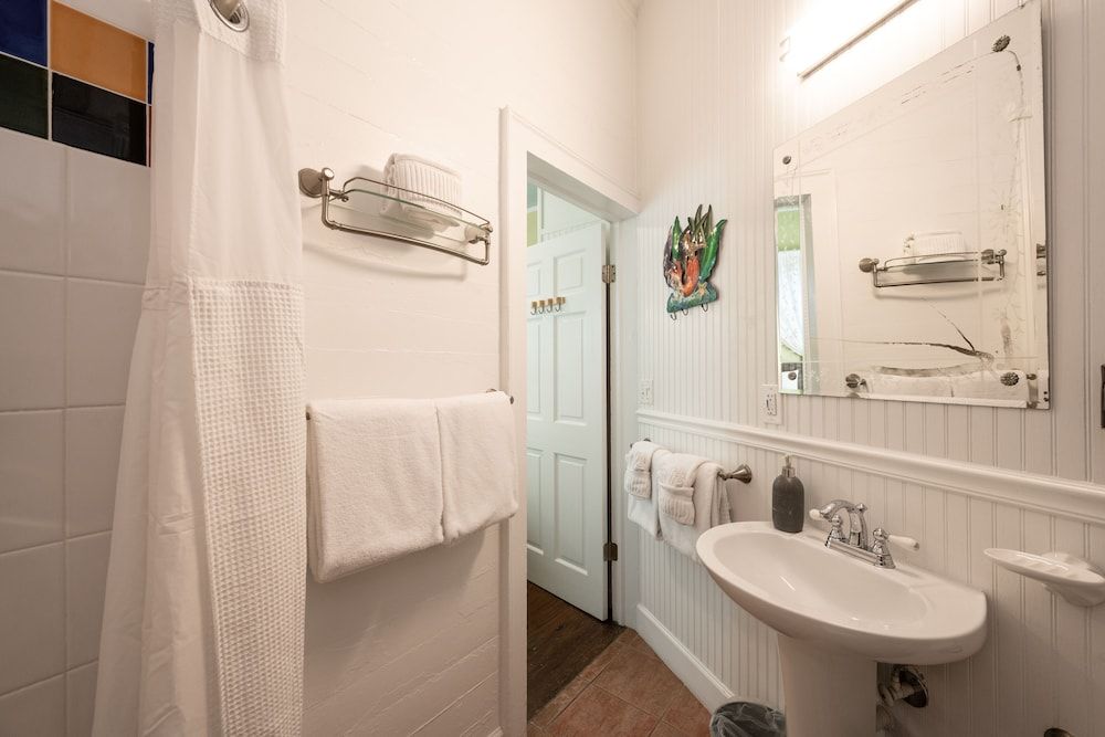 The Mermaid & Alligator Key Lime Room - Adult Exclusive 11