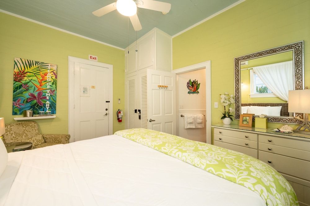 The Mermaid & Alligator Key Lime Room - Adult Exclusive 5