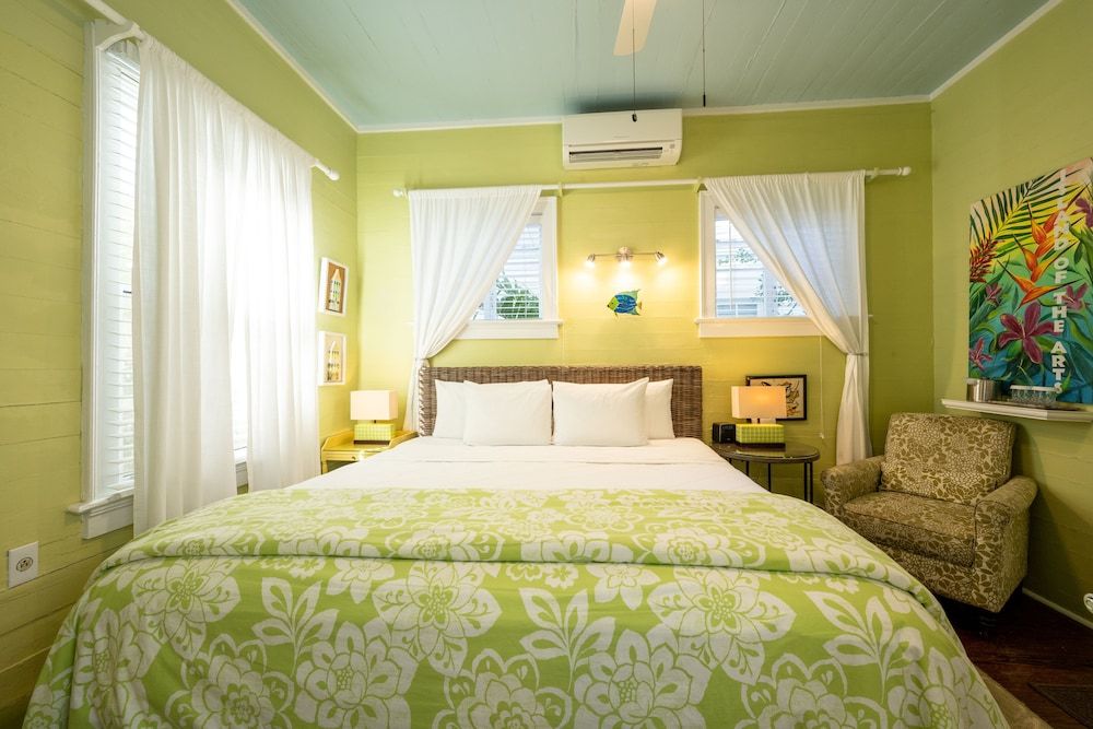The Mermaid & Alligator Key Lime Room - Adult Exclusive 3