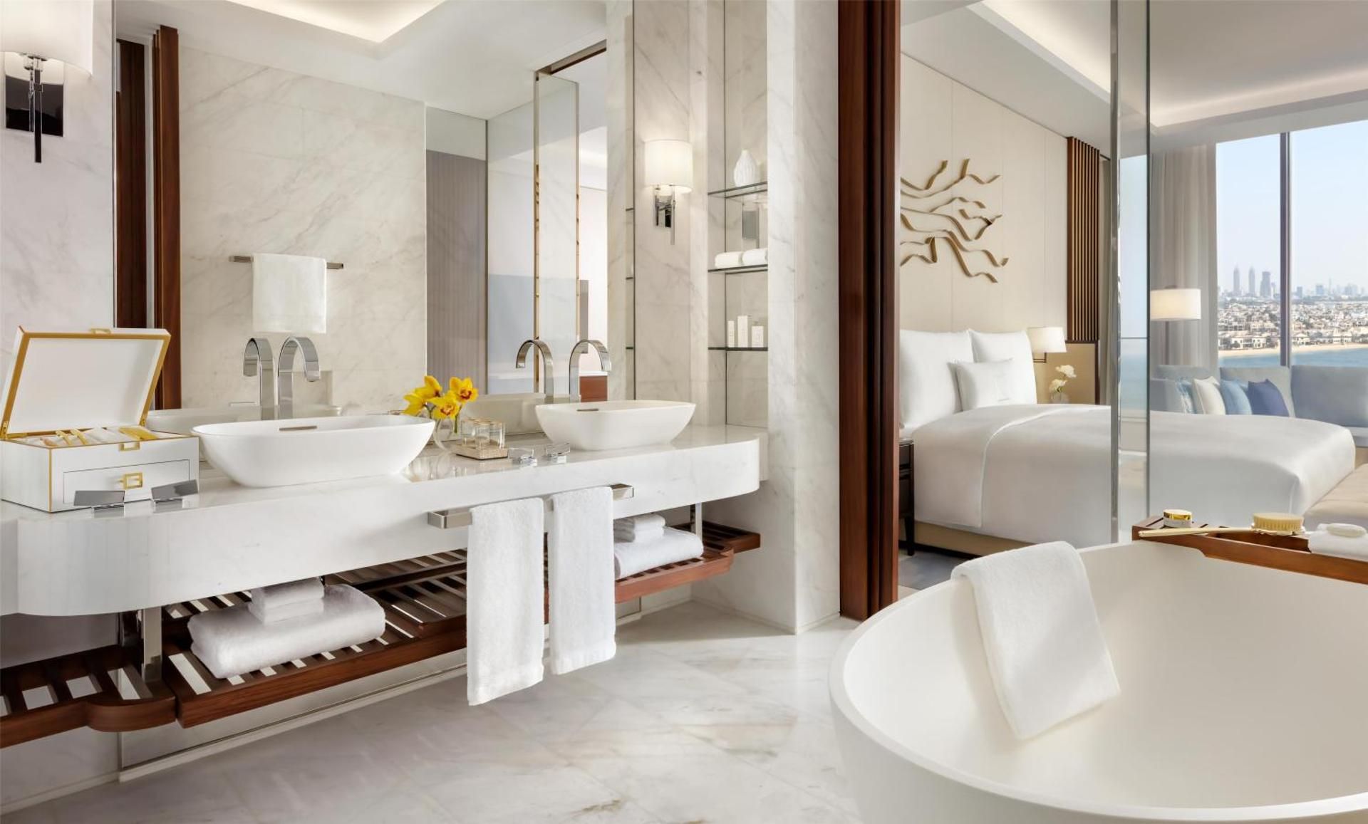 Royal Club King Palm View - Royal Club access with breakfast, all-day premium champagne & high-tea