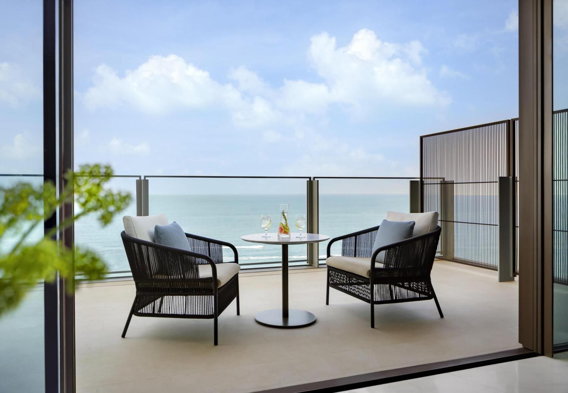 Royal Club King Sea View - Royal Club access with breakfast, all-day premium champagne & high-tea