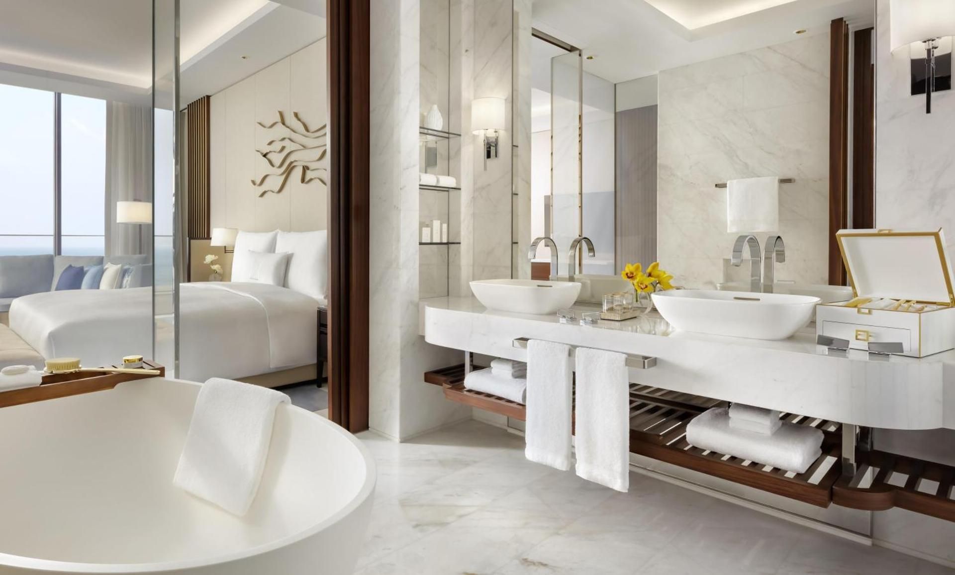 Royal Club King Sea View - Royal Club access with breakfast, all-day premium champagne & high-tea