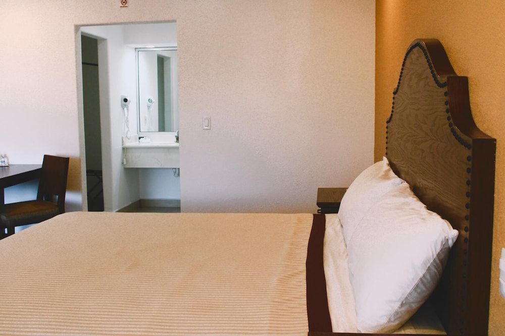 Estancia Inn Standard Room, 1 Queen Bed 2