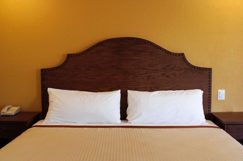 Estancia Inn Standard Room, 1 Queen Bed 3