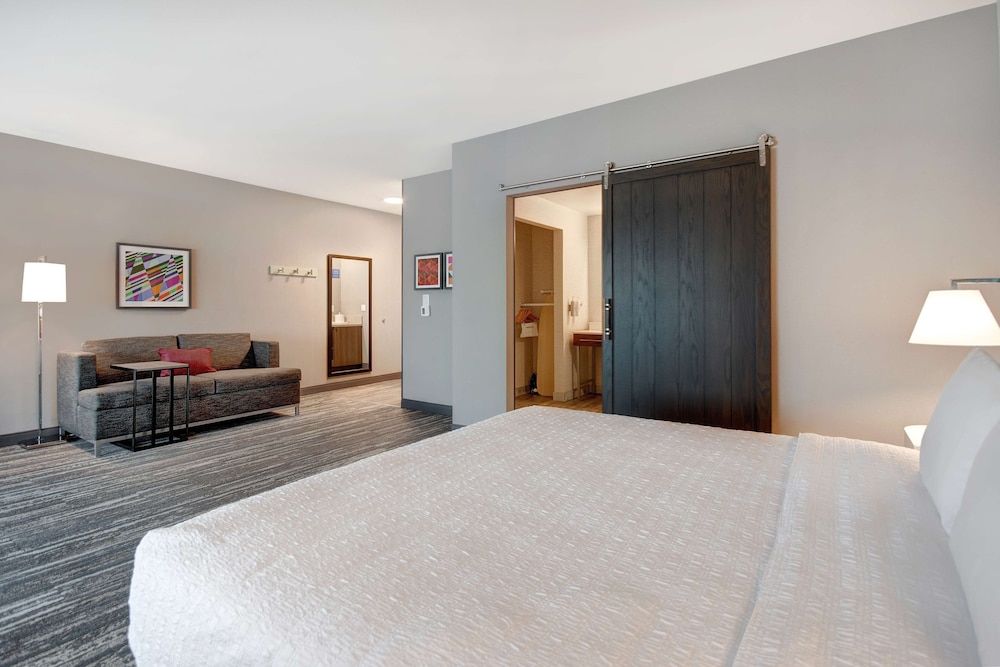 Studio, 1 King Bed, Refrigerator & Microwave (Wet bar)